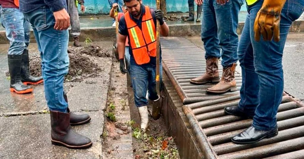 Refuerza Adanely Rodríguez labores de limpieza y desazolve de drenajes y alcantarillas Refuerza Adanely Rodríguez labores de limpieza y desazolve de drenajes y alcantarillas
