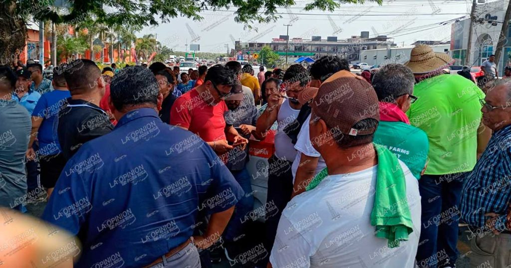Taxistas bloquean el puente Tuxpan Taxistas bloquean el puente Tuxpan