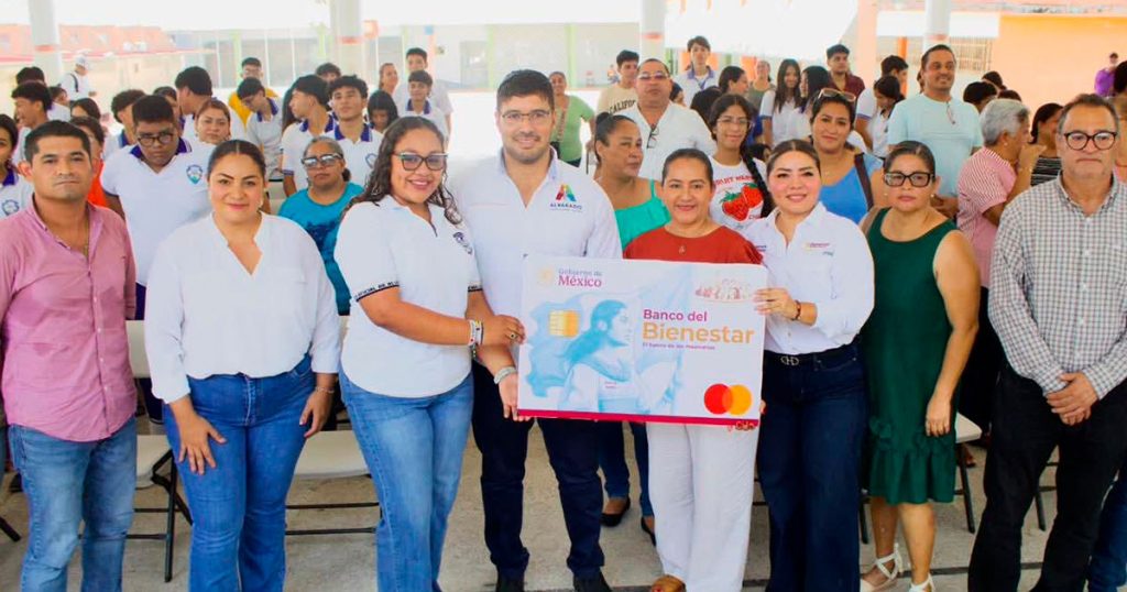 Entrega de mobiliario y apoyos económicos a escuelas de Alvarado Entrega de mobiliario y apoyos económicos a escuelas de Alvarado