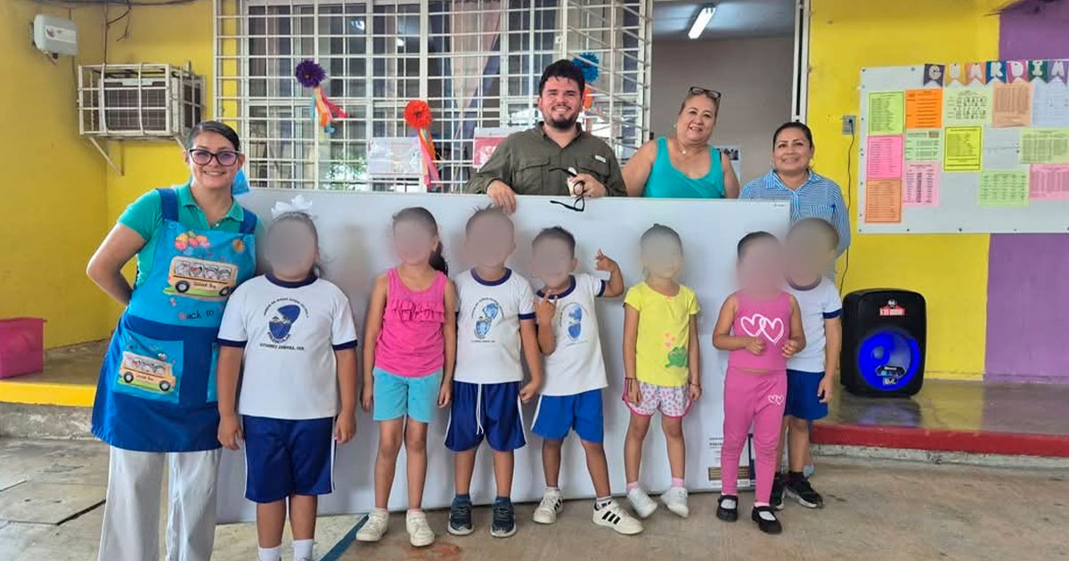 Carlos Raúl Silva Vega entrega apoyo al Jardín de Niños Ovidio Decroly