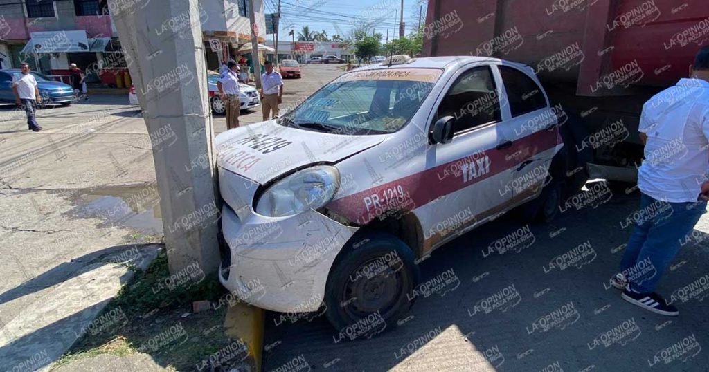 Taxista arrastrado por camión materialista Taxista arrastrado por camión materialista