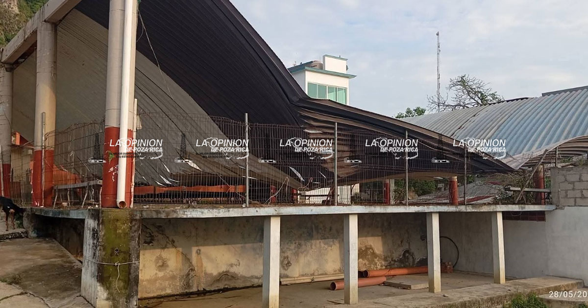 Turbonada provoca caída de un auditorio Turbonada provoca caída de un auditorio