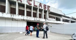 Pasajeros denuncian cobros excesivos de taxis en central de autobuses