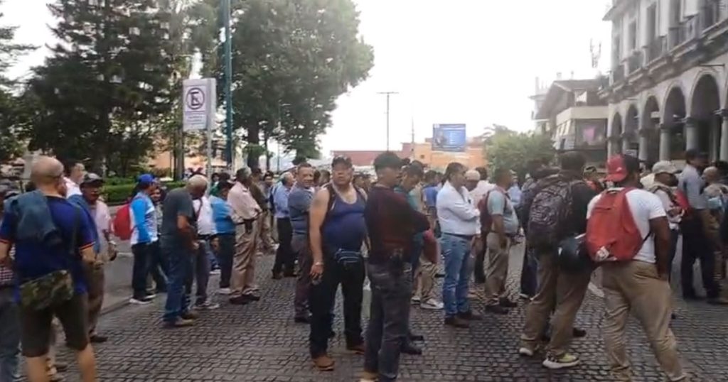 Trabajadores de CMAS Xalapa protestan por revisión salarial Trabajadores de CMAS Xalapa protestan por revisión salarial
