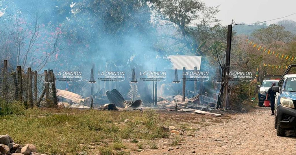 Incendio consume una humilde vivienda Incendio consume una humilde vivienda