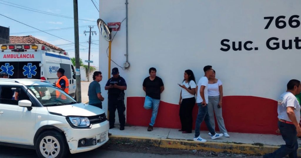 Percance vial deja daños materiales en céntrica avenida de Gutiérrez Zamora Percance vial deja daños materiales en céntrica avenida de Gutiérrez Zamora