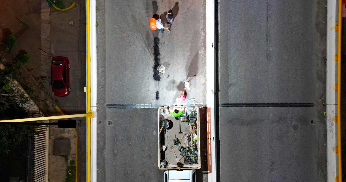 Bacheo de madrugada en el distribuidor vial