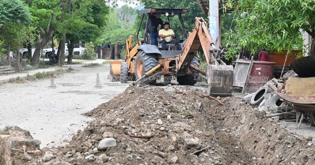 Celebran pavimentación de calle en La Esperanza Vieja