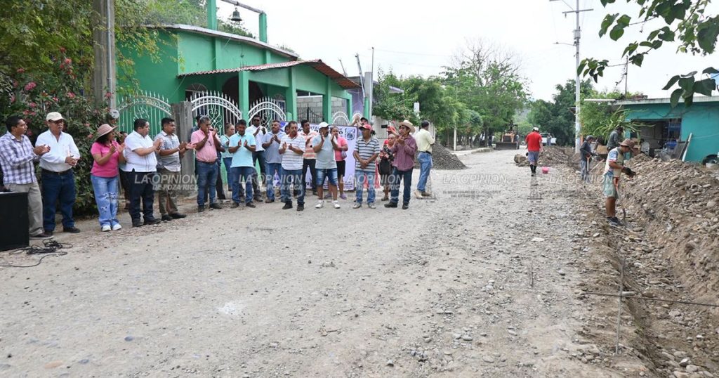 Celebran pavimentación de calle en La Esperanza Vieja