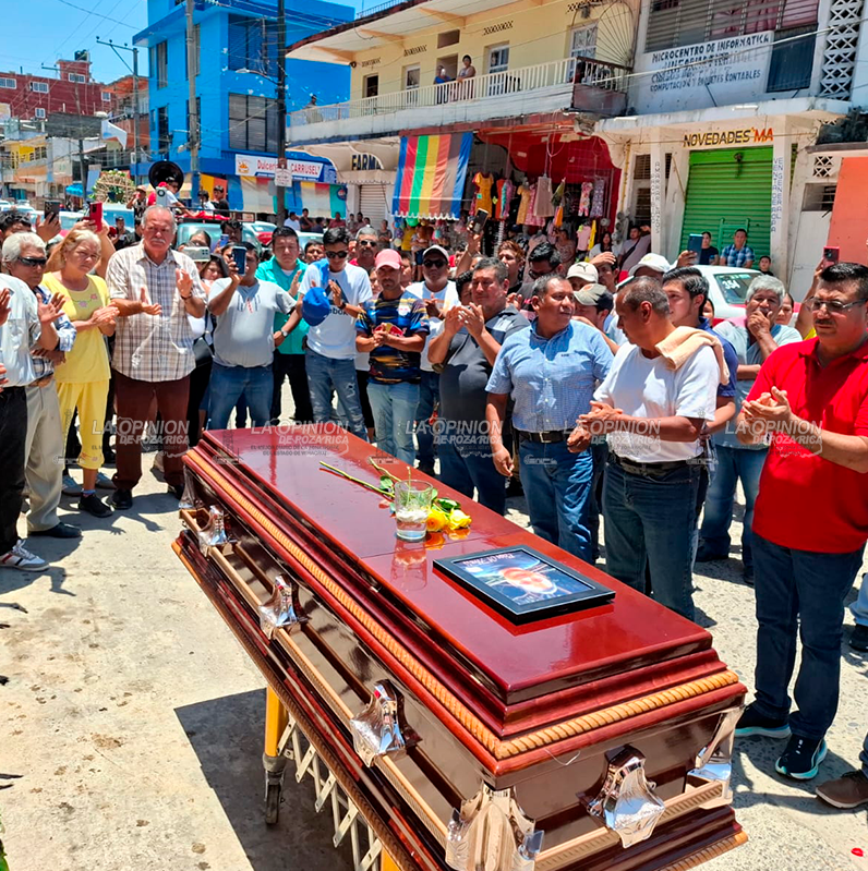 Taxistas despiden a su compañero asesinado