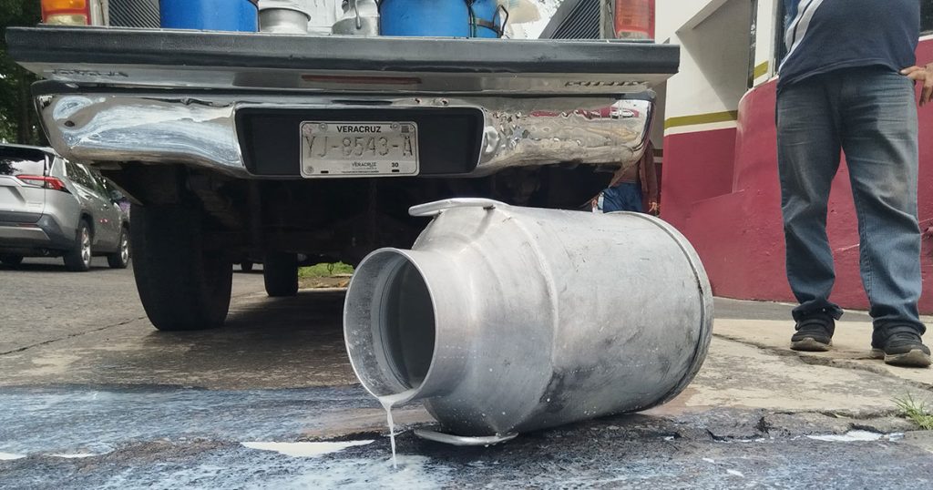 Productores tiran la leche en Xalapa, exigen a Liconsa que les compre y no a otros estados Productores tiran la leche en Xalapa, exigen a Liconsa que les compre y no a otros estados