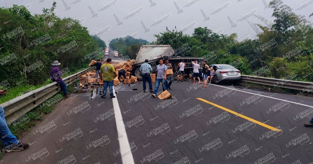 Volcadura de camión cervecero provoca rapiña en la autopista México-Tuxpan Volcadura de camión cervecero provoca rapiña en la autopista México-Tuxpan