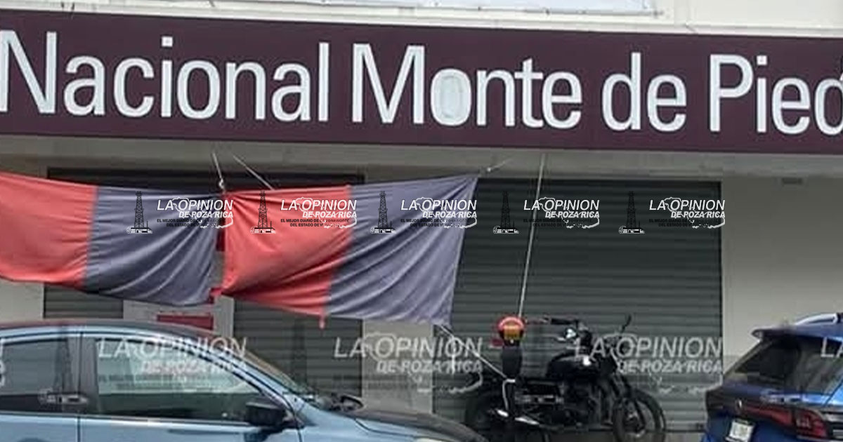 Desacato total del patronato de Monte de Piedad hacia Tribunal Laboral CONTENIDO La problemática se replica por lo que usuarios piden que el servicio sea más eficiente CABEZA La faltan taxis en la mayoría de las rutas afecta a los usuarios POR ROBERTO AGUILAR TOLENTINO Poza Rica, Ver- Habitantes de diversas colonias de la ciudad, manifiestan su inconformidad ante la constante falta de servicio de taxis, situación que se agudiza principalmente en las horas pico, cuando trabajadores y estudiantes salen de sus centros laborales y planteles educativos. De acuerdo con testimonios de la población usuaria, es común que las personas permanezcan largos periodos a la intemperie esperando una unidad que los traslade a sus destinos, sin que exista una respuesta inmediata ante la alta demanda del servicio. “De un momento a otro, no hay ni un taxi y como usuarios tenemos que esperar y lo peor es cuando llueve, ya no quieren dar servicio”, dijo María Luisa, una usuaria afectada. Los ciudadanos señalan que esta problemática se repite diariamente en distintos puntos de la ciudad, donde la espera se prolonga considerablemente, afectando los tiempos de traslado y generando molestias entre quienes dependen del transporte público para regresar a sus hogares. Ante este panorama, los usuarios hacen un llamado a las autoridades correspondientes y a los concesionarios del transporte para que se implementen medidas que permitan mejorar la disponibilidad del servicio, especialmente en los horarios de mayor afluencia. La problemática es notoria en rutas de Poza Rica a Cazones, así como los puntos de ascenso hacia colonias como Las Vegas, Manuel Ávila Camacho, Sector Popular, Gaviotas y Wal-Mart, entre otras. Afectados reiteraron la necesidad de que las autoridades competentes, analicen la situación y dialoguen con los concesionarios, toda vez que el público usuario es el que padece la falta de servicio de transporte eficiente,