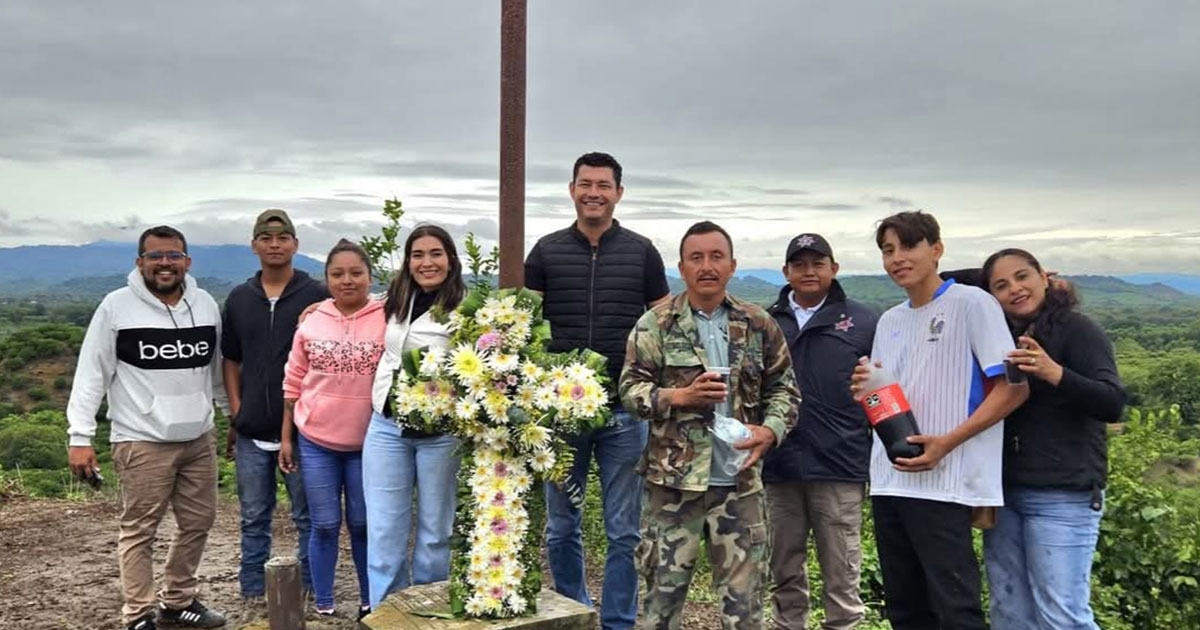 Méndez Grappin participa como padrino en celebración del Día de la Santa Cruz en El Pital Méndez Grappin participa como padrino en celebración del Día de la Santa Cruz en El Pital