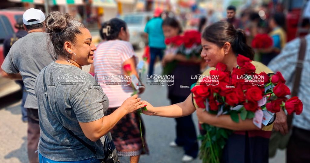 Celebran a madres en el tianguis dominical Celebran a madres en el tianguis dominical