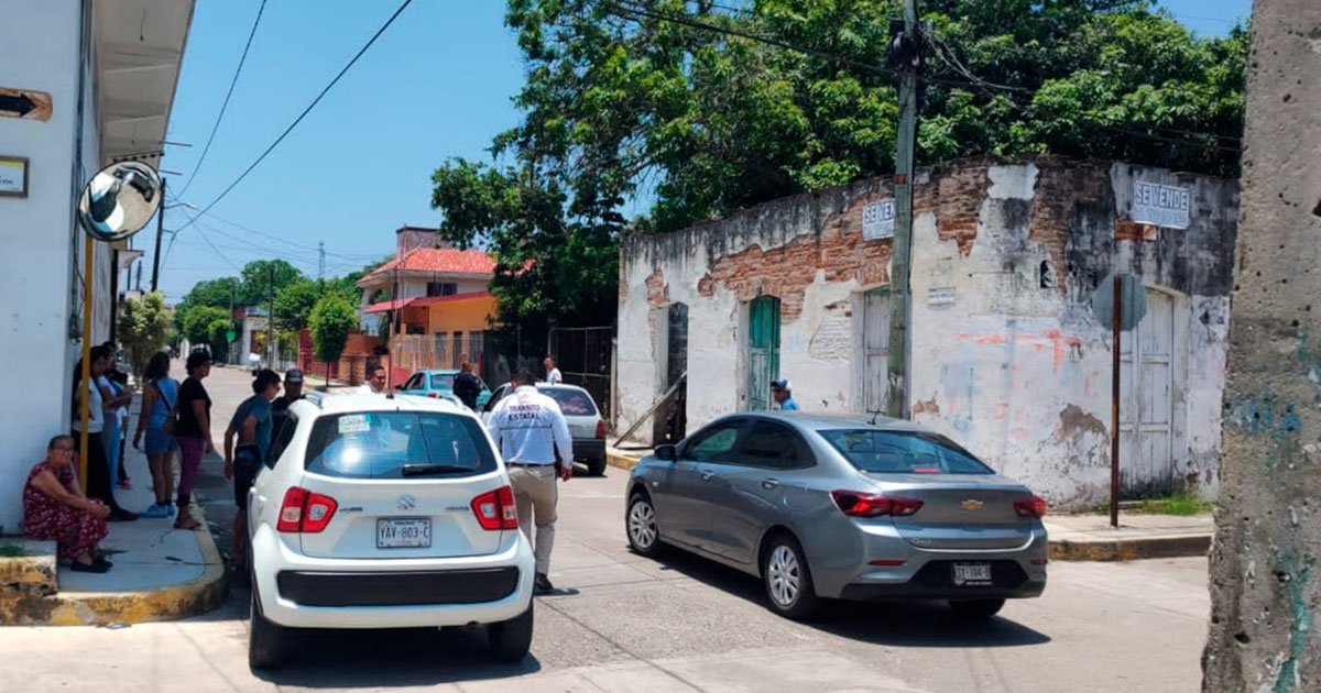 Percance vial deja daños materiales en céntrica avenida de Gutiérrez Zamora Percance vial deja daños materiales en céntrica avenida de Gutiérrez Zamora