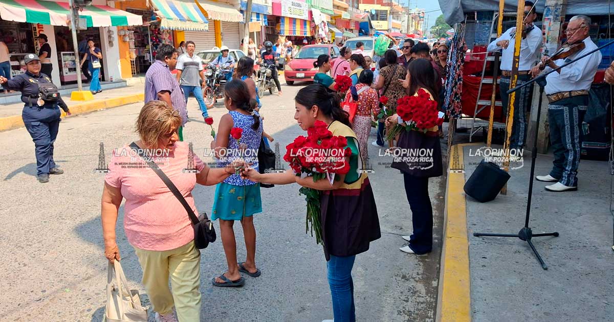 Celebran a madres en el tianguis dominical Celebran a madres en el tianguis dominical
