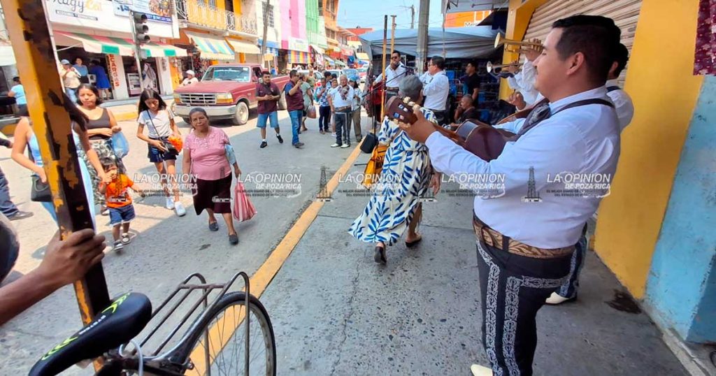 Celebran a madres en el tianguis dominical Celebran a madres en el tianguis dominical