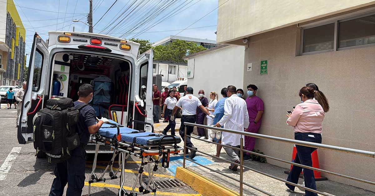 Cinco alumnos bajo observación y una trasladada al hospital tras explosión en Facultad de Bioquímica de la UV