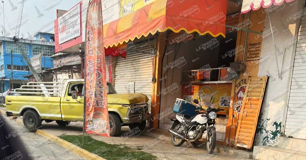Camioneta derriba poste y choca contra negocio Camioneta derriba poste y choca contra negocio