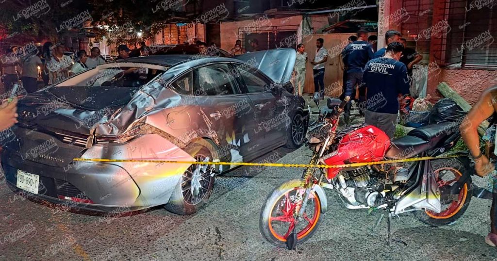 Mujer al volante embiste a una familia motorizada