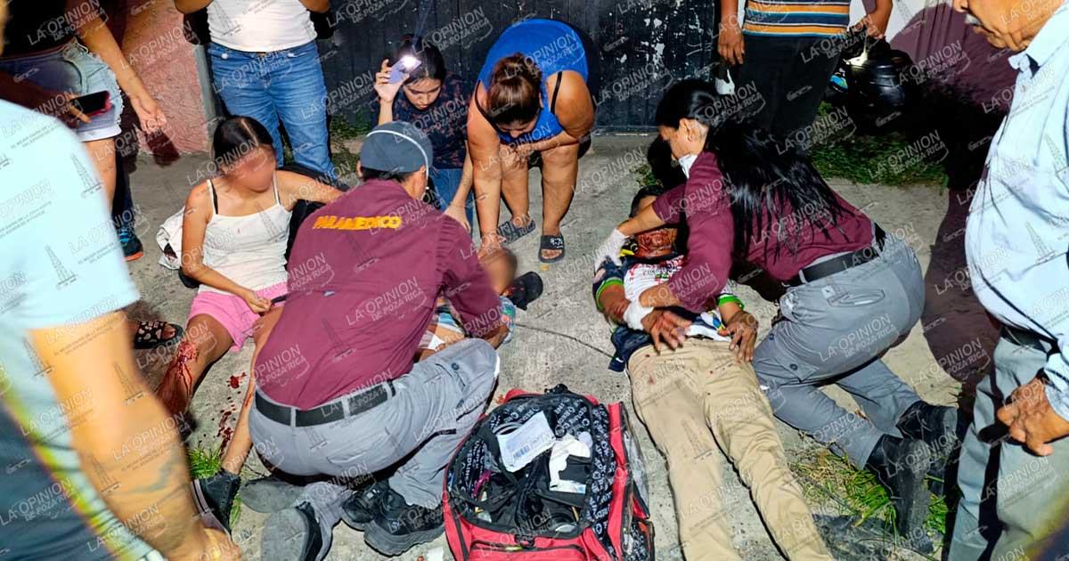 Mujer al volante embiste a una familia motorizada Mujer al volante embiste a una familia motorizada