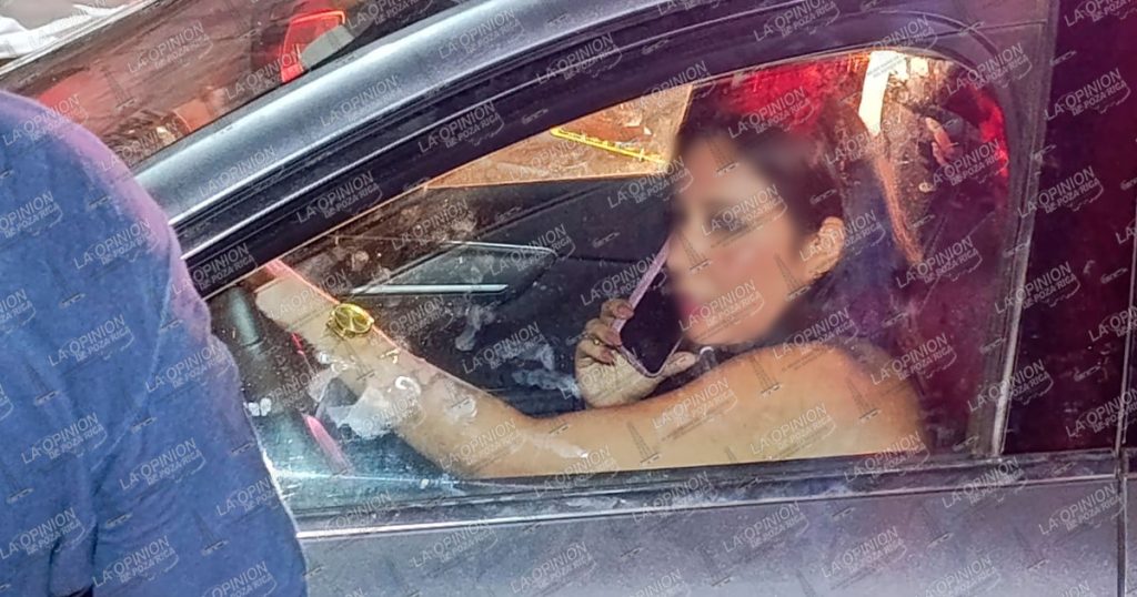 Mujer al volante embiste a una familia motorizada Mujer al volante embiste a una familia motorizada