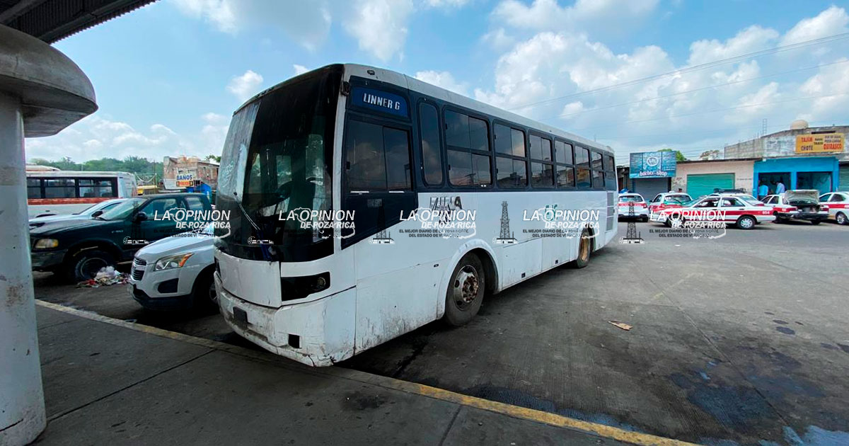 Autobuses chatarra contaminan el Parador Urbano Poza Rica Autobuses chatarra contaminan el Parador Urbano Poza Rica