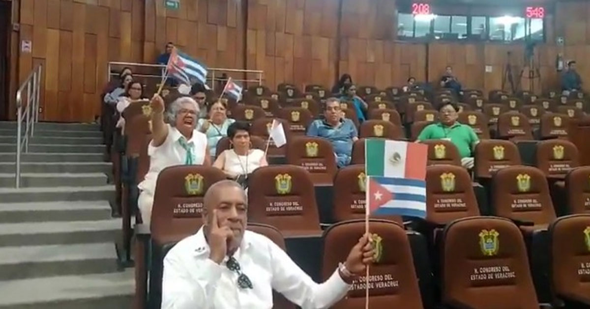 Cubanos irrumpen sesión en Congreso veracruzano