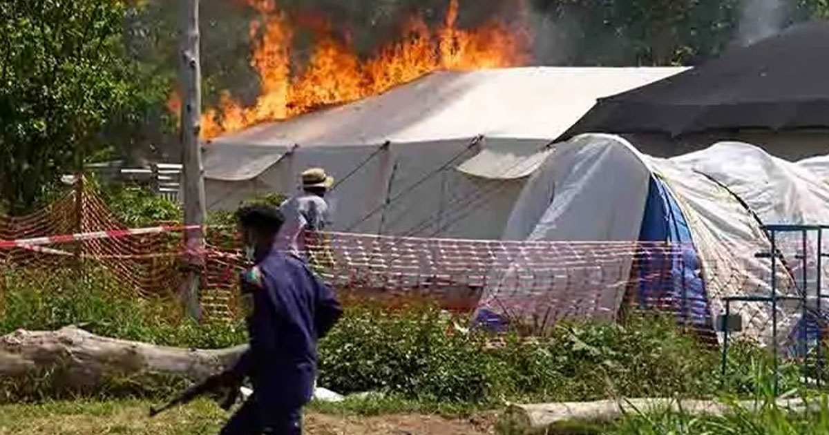 Incendian centro médico por brote de ébola Incendian centro médico por brote de ébola