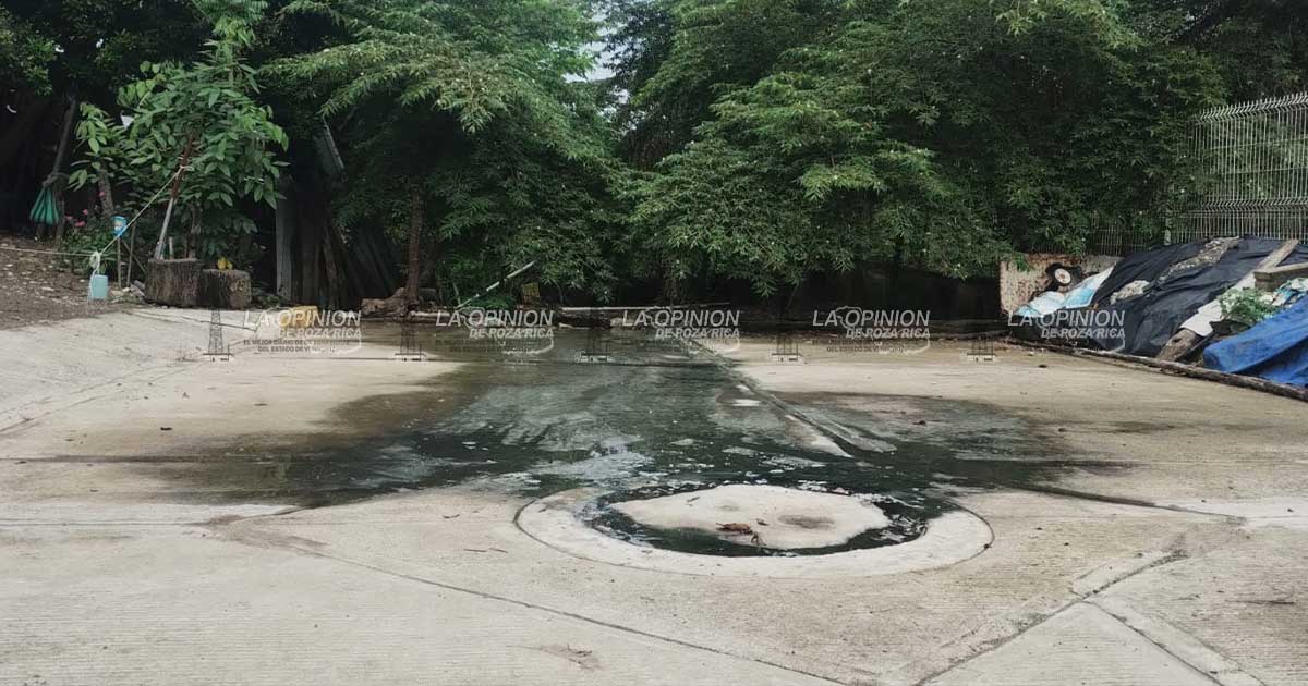 Aguas fétidas contaminan en Xocotla, reportan vecinos