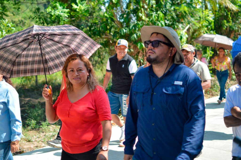 Inauguran pavimentación del camino principal en La Escondida