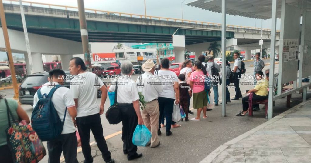 La falta de taxis en la mayoría de las rutas afecta a los usuarios La falta de taxis en la mayoría de las rutas afecta a los usuarios