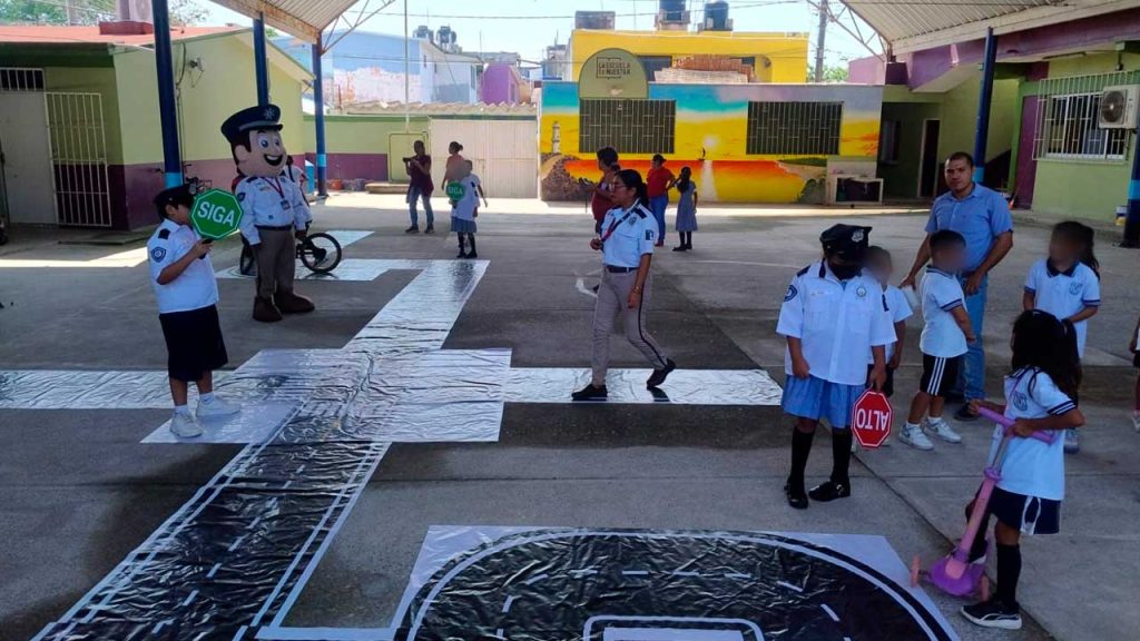 Delegación de Tránsito y Seguridad Vial lleva educación vial a primaria de Tecolutla Delegación de Tránsito y Seguridad Vial lleva educación vial a primaria de Tecolutla