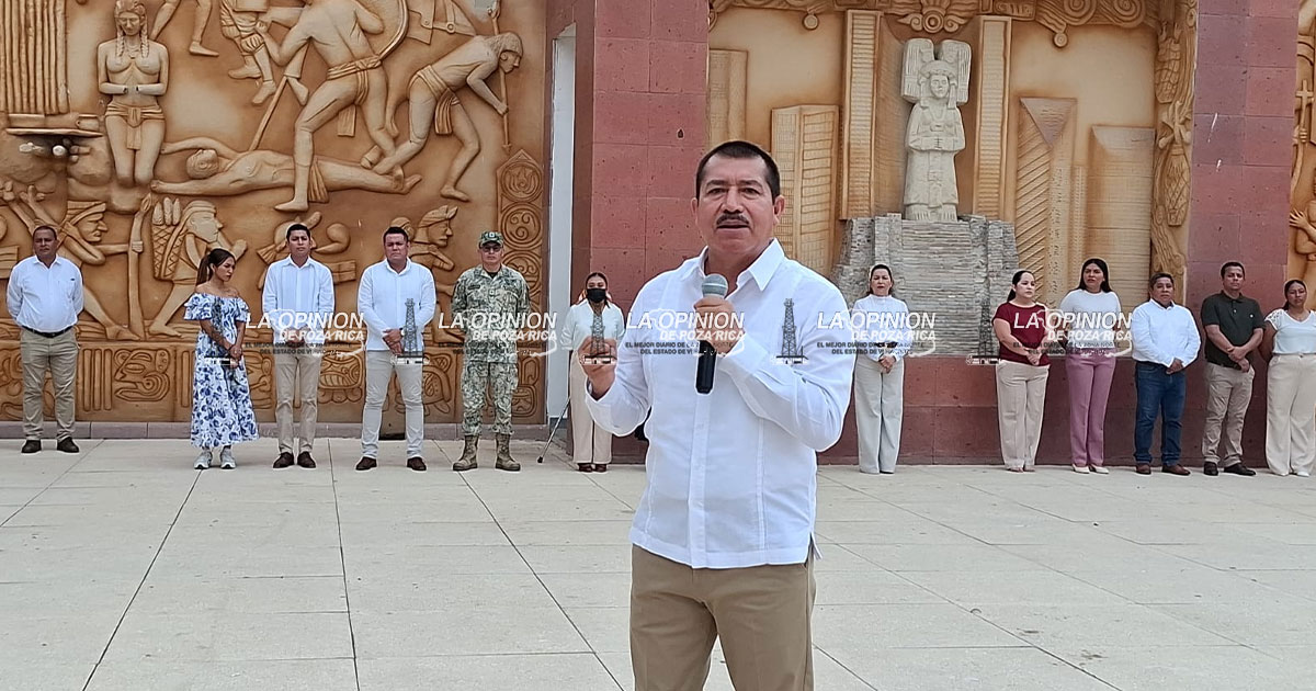 Alcalde reconoce labor de los maestros de Álamo Alcalde reconoce labor de los maestros de Álamo