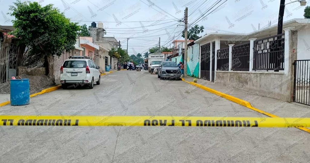 Ejecutan a joven en la calle Ley de la Lázaro Cárdenas en Poza Rica Ejecutan a joven en la calle Ley de la Lázaro Cárdenas en Poza Rica