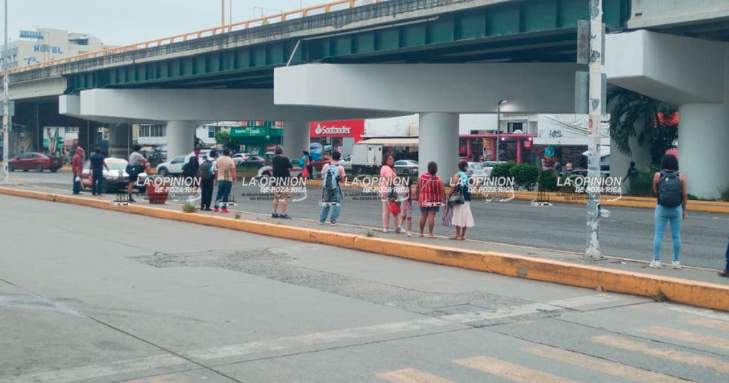 La falta de taxis en la mayoría de las rutas afecta a los usuarios La falta de taxis en la mayoría de las rutas afecta a los usuarios