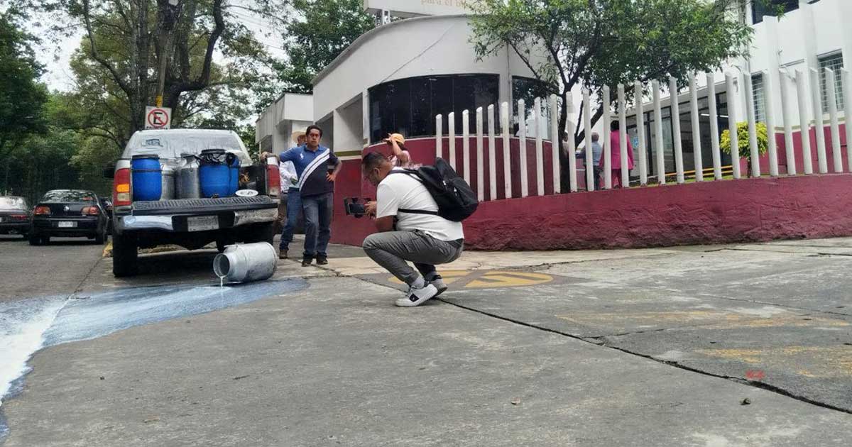 Protestan productores de leche