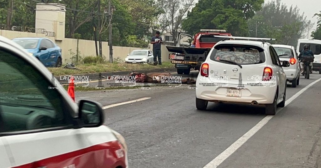 Rescatan ilesa a familia tras volcadura de taxi en el puerto de Veracruz