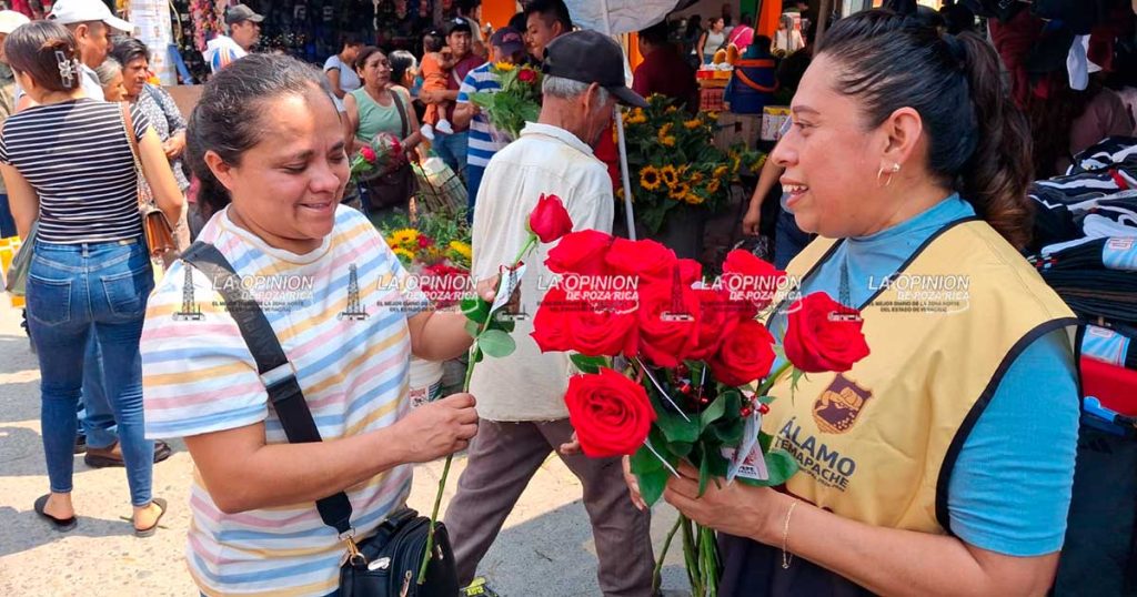 Celebran a madres en el tianguis dominical Celebran a madres en el tianguis dominical