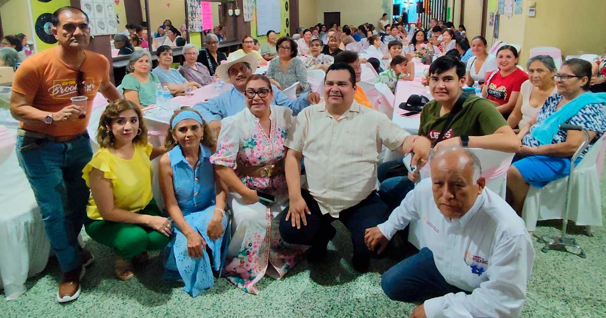 CELEBRAN A LAS MAMÁS EN EL MERCADO POZA RICA