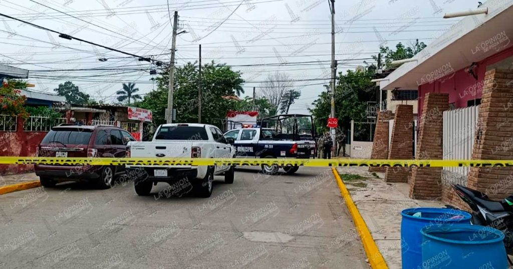 Ejecutan a joven en la calle Ley de la Lázaro Cárdenas en Poza Rica Ejecutan a joven en la calle Ley de la Lázaro Cárdenas en Poza Rica