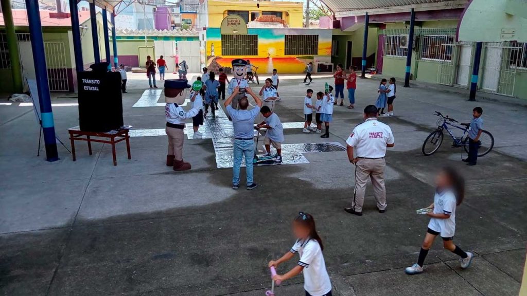 Delegación de Tránsito y Seguridad Vial lleva educación vial a primaria de Tecolutla Delegación de Tránsito y Seguridad Vial lleva educación vial a primaria de Tecolutla