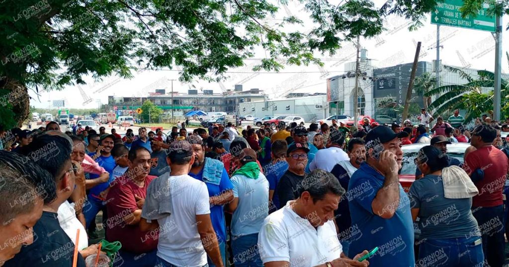 Taxistas bloquean el puente Tuxpan Taxistas bloquean el puente Tuxpan