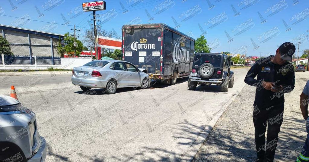 Camión impacta auto en maniobra en reversa Camión impacta auto en maniobra en reversa
