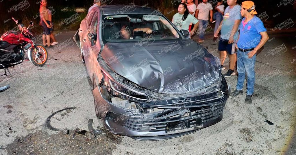Mujer al volante embiste a una familia motorizada Mujer al volante embiste a una familia motorizada
