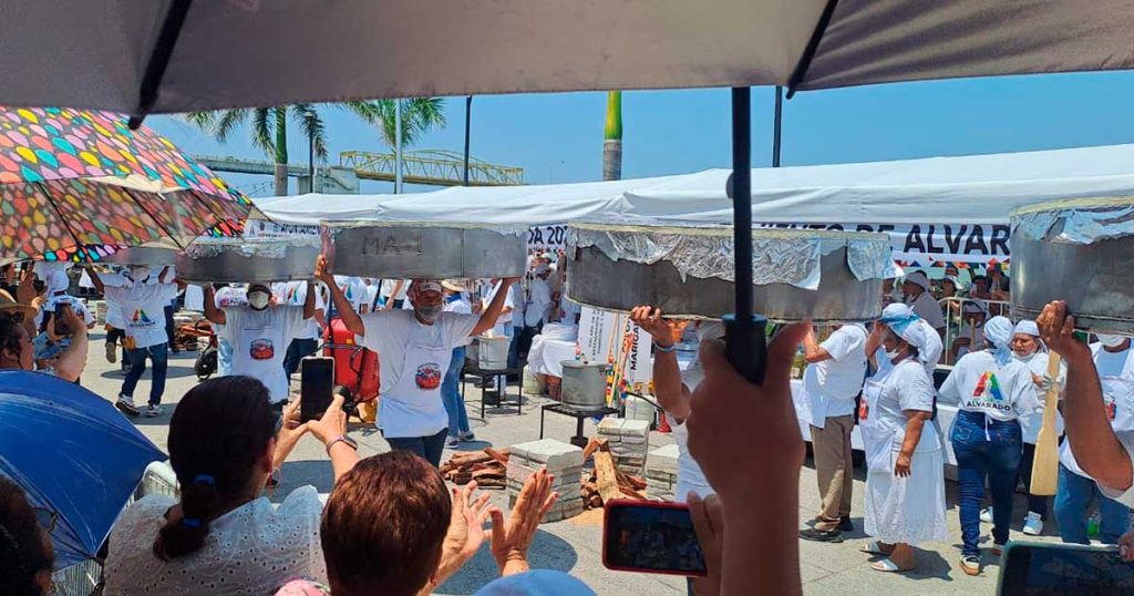 Confluyen festividades de Las Cruces de Mayo 2026 en Alvarado con degustación de Arroz a la Tumbada Confluyen festividades de Las Cruces de Mayo 2026 en Alvarado con degustación de Arroz a la Tumbada