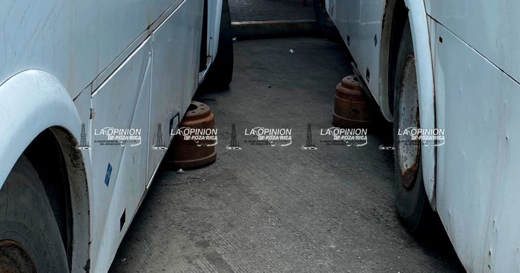 Autobuses chatarra contaminan el Parador Urbano Poza Rica Autobuses chatarra contaminan el Parador Urbano Poza Rica