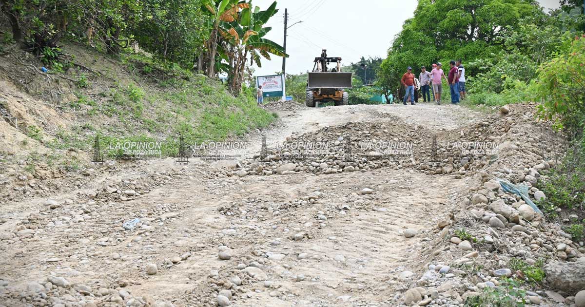 Inician pavimentación de calle en “Las Carmelitas”