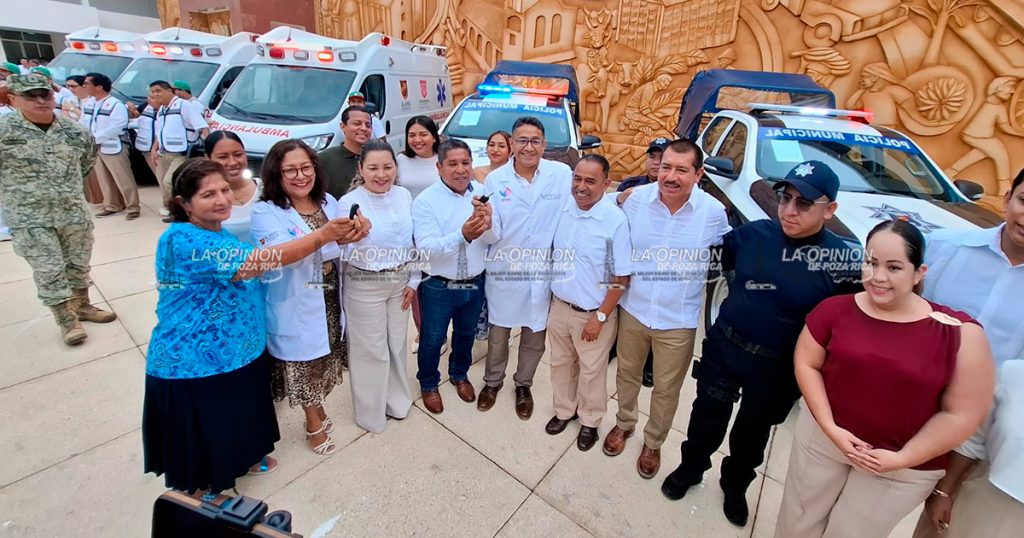Entregan dos patrullas y tres ambulancias